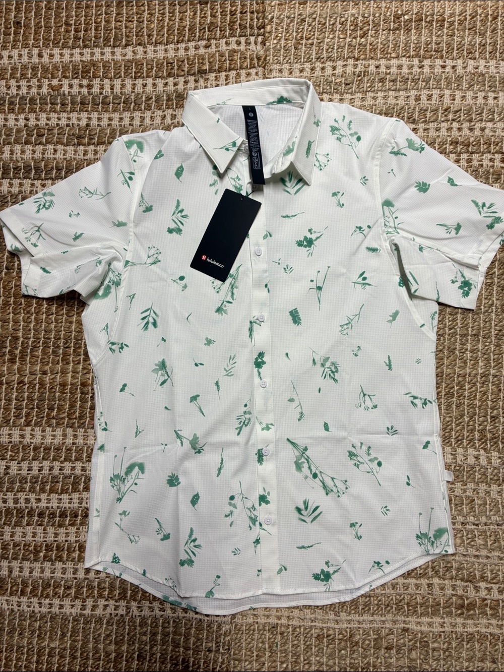 Men's Short-Sleeve Lululemon botanical print shirt in size Large. NWT